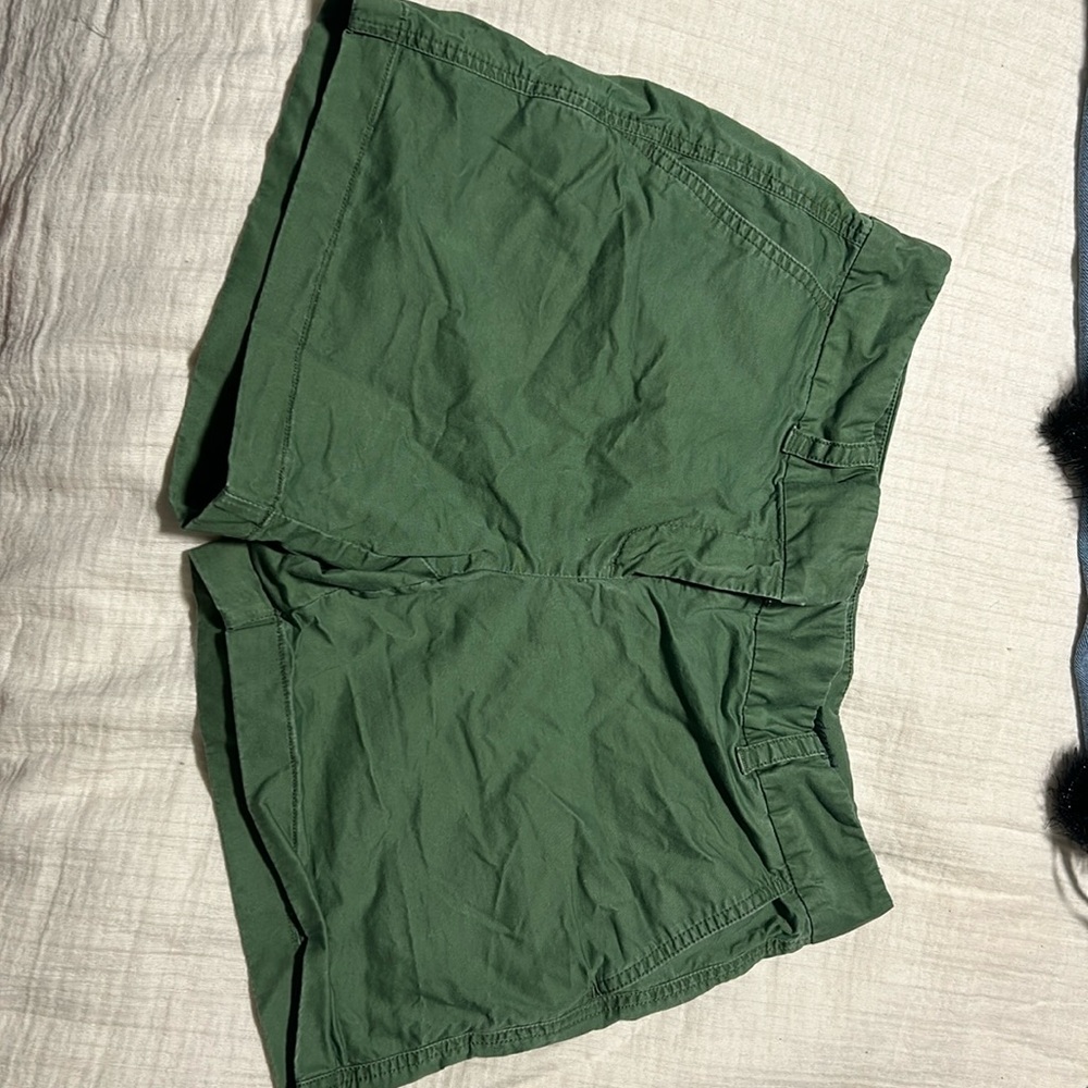 Green vineyard vines shorts